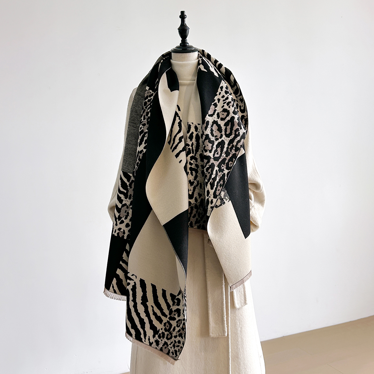 New Brand Elegance Two-Sided L - Woven Scarf Blanket บทวิจารณ์และราคา